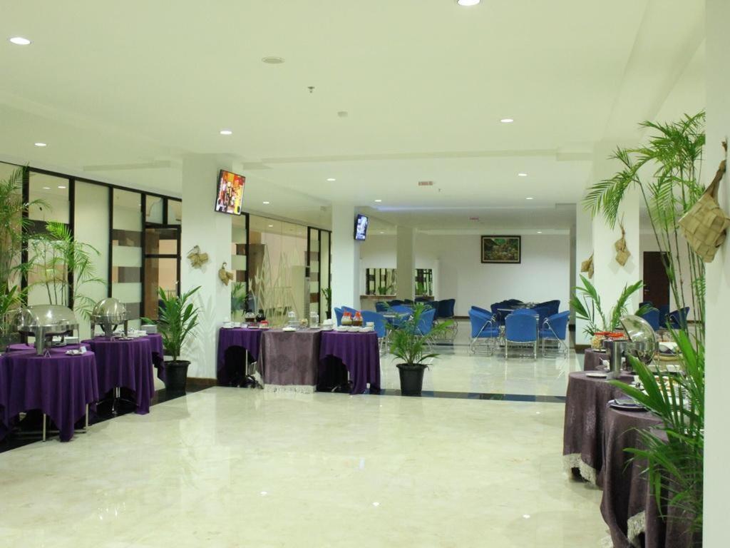 Kyriad Sadurengas Hotel Tanah Grogot Exteriör bild