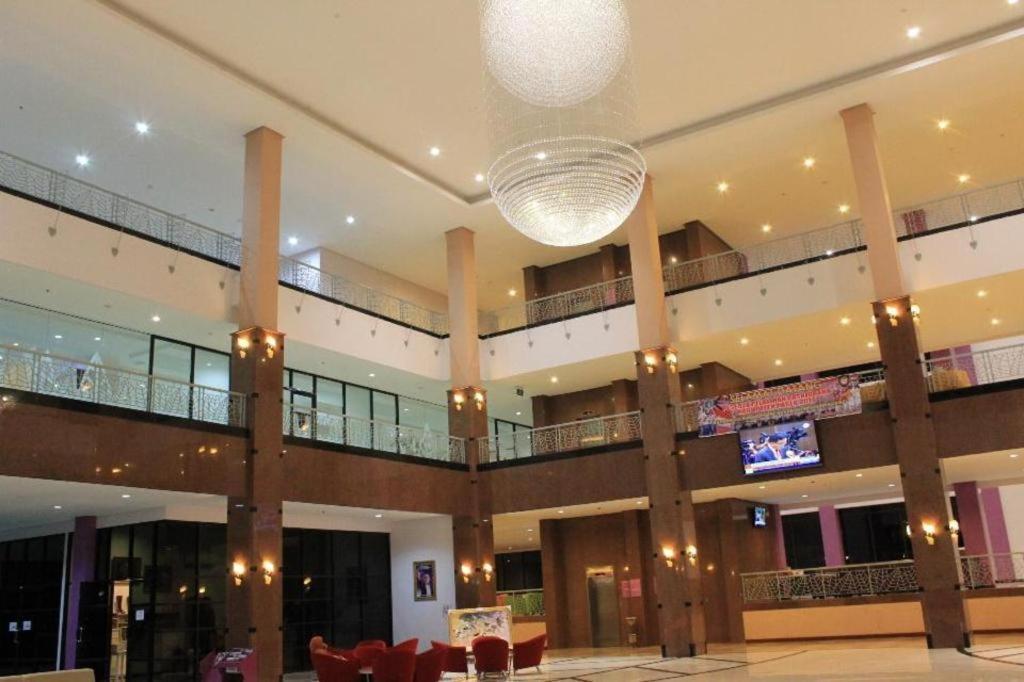 Kyriad Sadurengas Hotel Tanah Grogot Exteriör bild